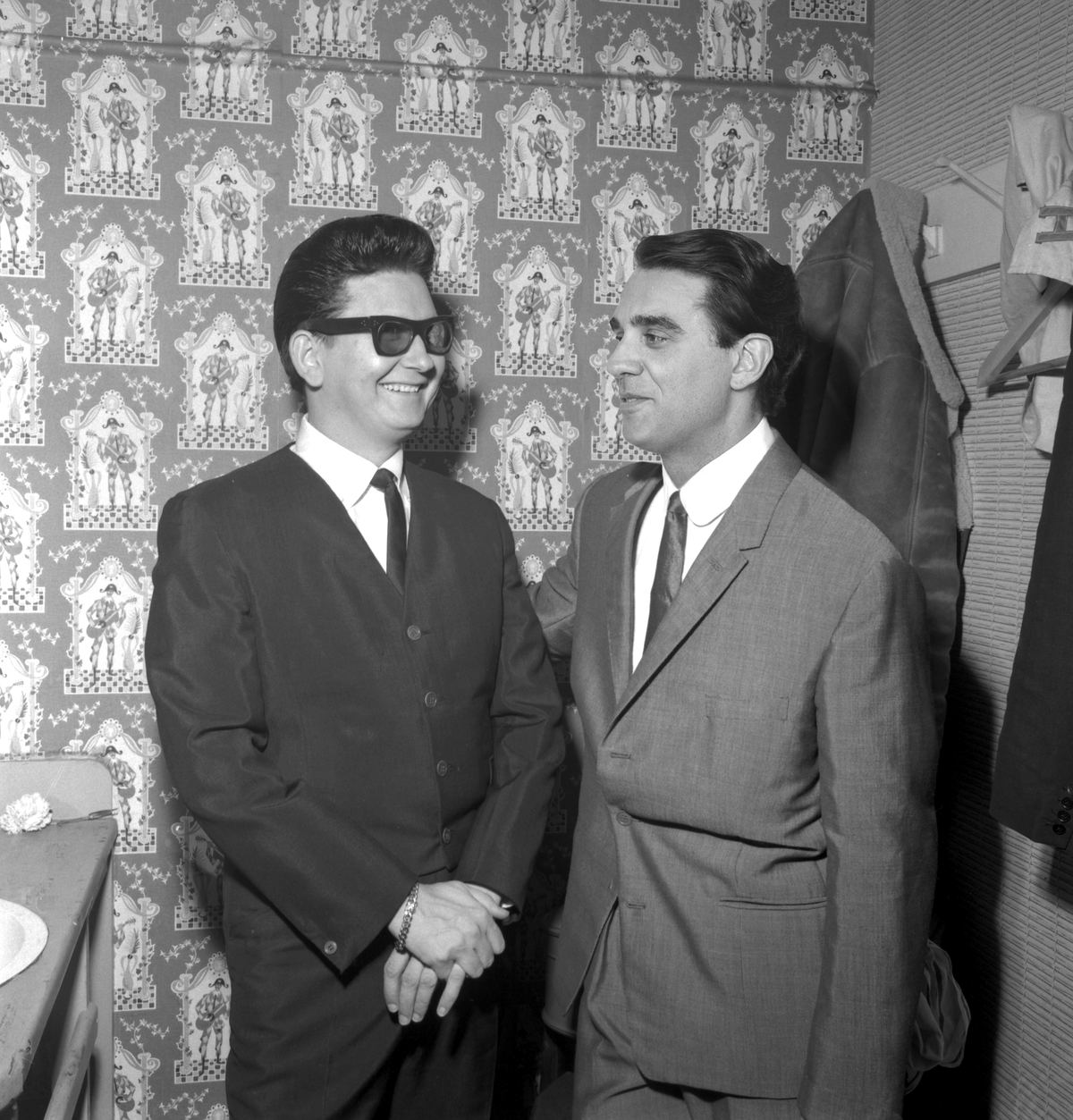 Backstage, with the wallpaper doing most of the work. Photo by Michael Ochs Archives / Getty Images.